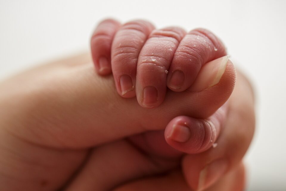 Perryville newborn photographer, Cape Girardeau newborn photographer, baby holding finger, macro, macro image, newborn photos, studio light