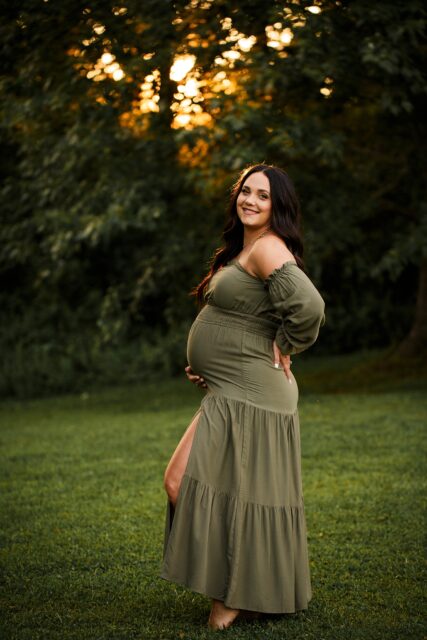 perryville maternity photographer, Cape Girardeau maternity photographer, golden sun, sunset, green maternity dress, beautiful mother, mother, golden sun, Missouri maternity photographer