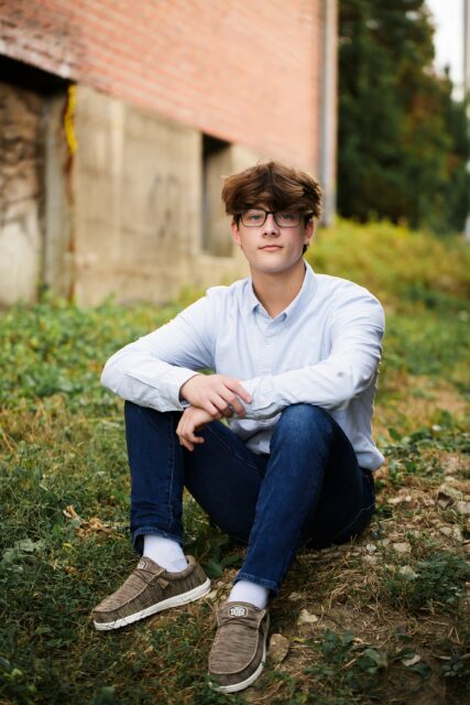 perryville senior photographer, Cape Girardeau senior photographer, Farmington senior photographer, sitting in grass, alleyway, alley, glasses, hey dude