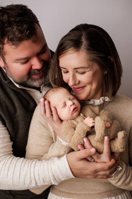 Cape Girardeau newborn photographer, perryville newborn photographer, parent pictures with baby, mom shushing baby, newborn posing, studio, family