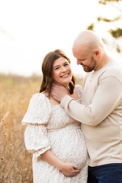 st Louis missouri maternity photographer, Farmington missouri maternity photographer, gold sunset mom, Cape Girardeau maternity photographer, perryville maternity photographer, dad looking at mom