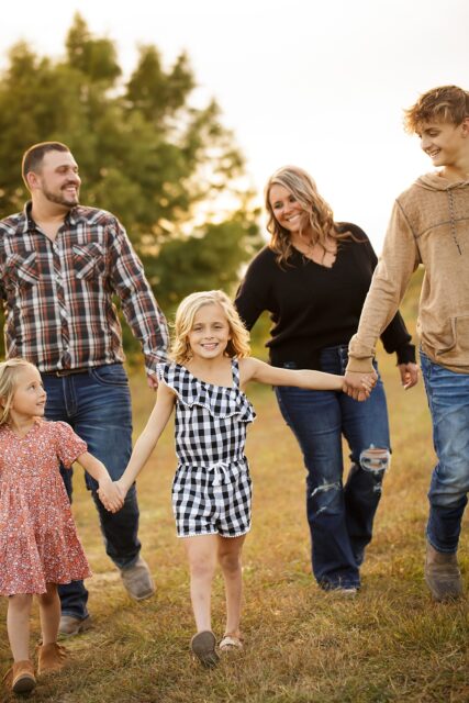 Farmington newborn photographer, Cape Girardeau photographer, perryville photographer, kids holding hands, kids in front of parents, family photoshoot, Missouri photographer
