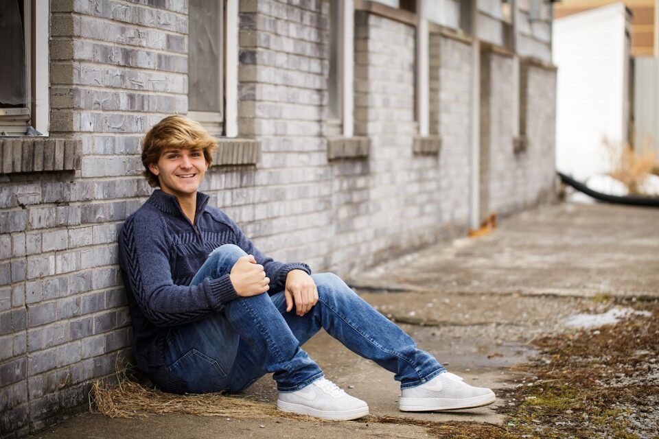 Cape Girardeau senior photographer, perryville senior photographer, Farmington photographer, alley, boy senior photoshoot, blue, blonde