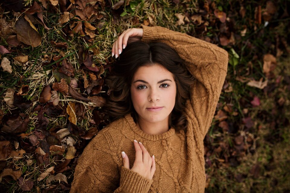 Perryville senior photographer, Cape Girardeau senior photographer, leaves, fall, girl, brown hair, senior portrait