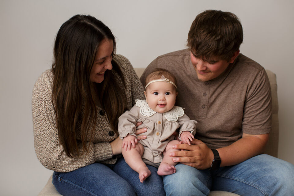 Perryville newborn photographer, Cape Girardeau family newborn photographer, family, baby smiling, parents