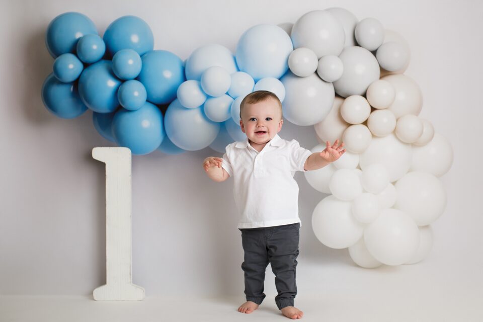 perryville newborn photographer, Cape Girardeau newborn photographer, perryville cake smash photographer, balloon arch, blue balloons, baby boy first birthday, simple photo setup, happy birthday, first birthday photoshoot