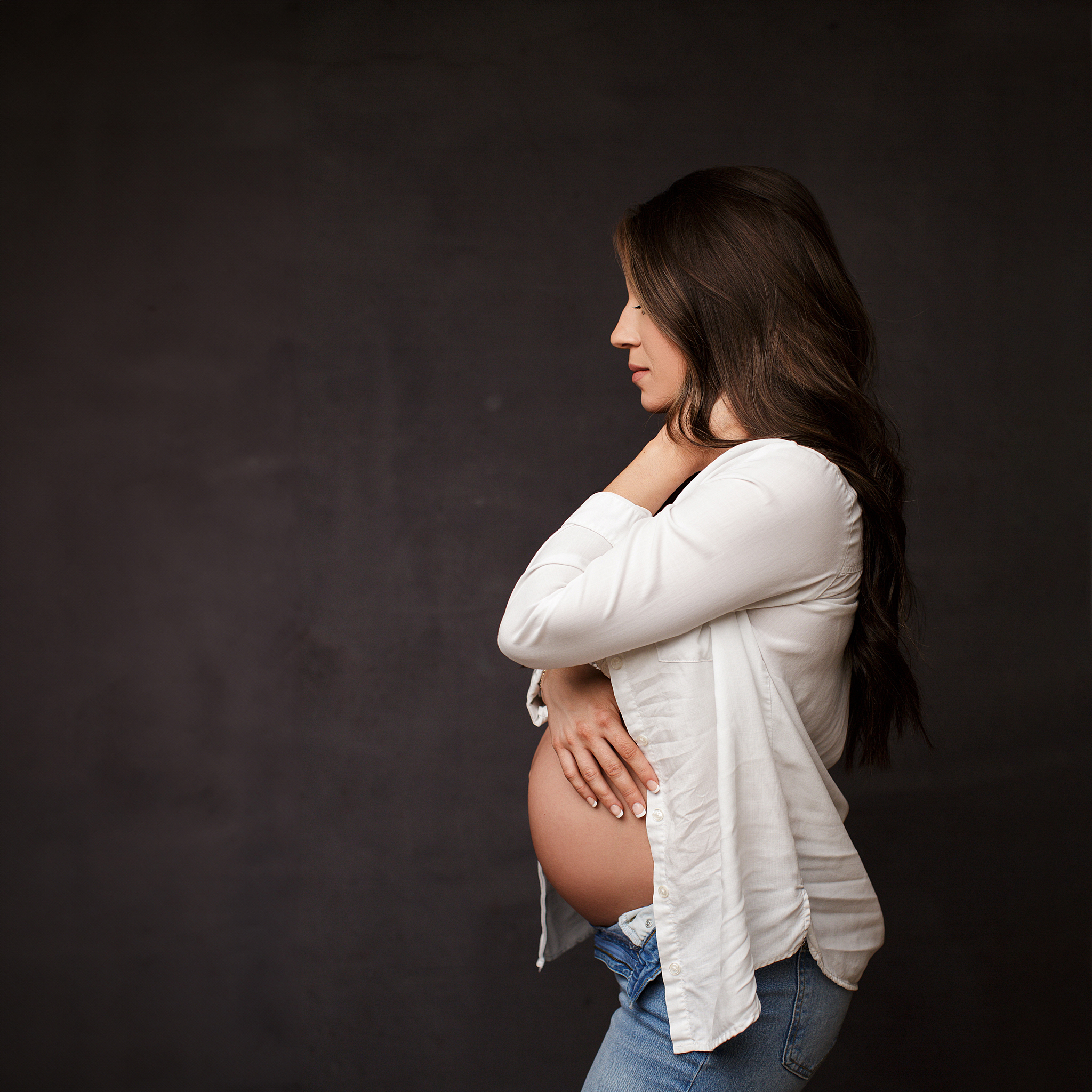 perryville maternity photographer, Cape Girardeau photographer, dark backdrop, brown backdrop, studio maternity session, belly, baby bump