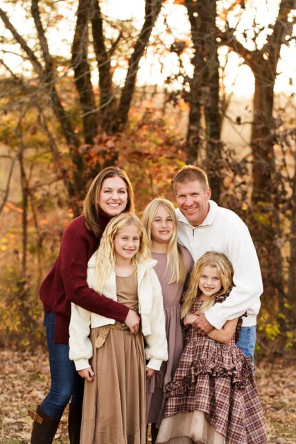 Cape Girardeau family photographer, Farmington family photographer, perryville photographer, beautiful family, all daughters, smiles, fall leaves