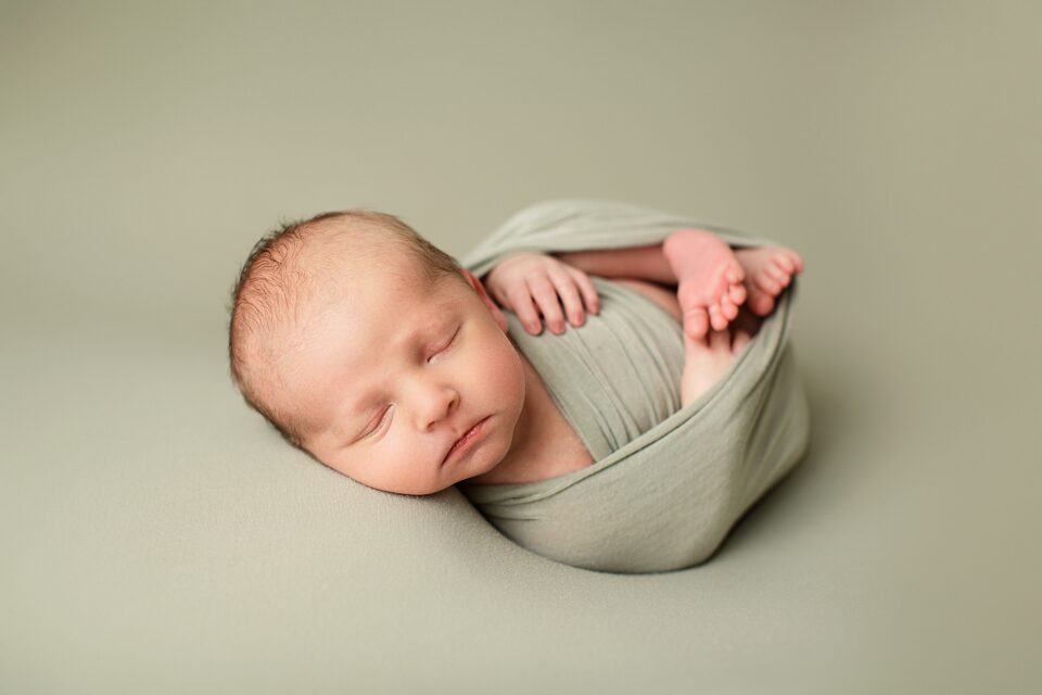 st Louis Missouri Newborn photographer, farmington newborn photographer, CAPE GIRARDEAU Missouri Newborn photographer, perryville newborn photographer, green blanket, baby, boy, toes, feet