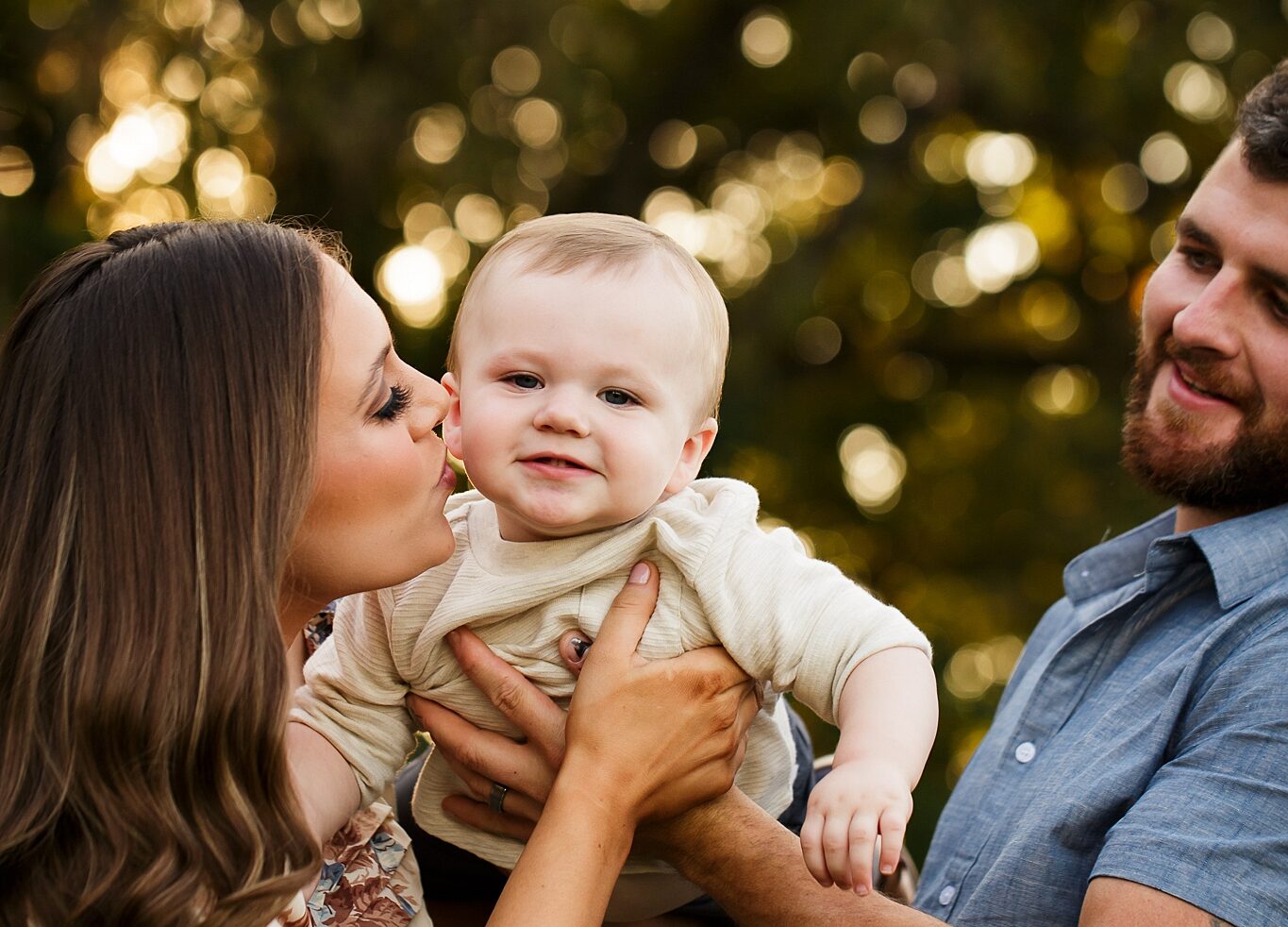 st Louis newborn photographer, farmington Missouri Newborn photographer, cape girardeau Missouri Newborn photographer, perryville family photographer, bokeh, mom kissing son, outside family portraits