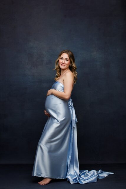 st louis maternity photographer, blue backdrop, mom holding belly, cape girardeau maternity photographer, missouri maternity photographer, baby boy, baby bump pics, stl maternity