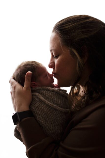 st Louis newborn photographer, perryville Missouri Newborn photographer, mom kissing baby on nose, farmington Missouri Newborn photographer